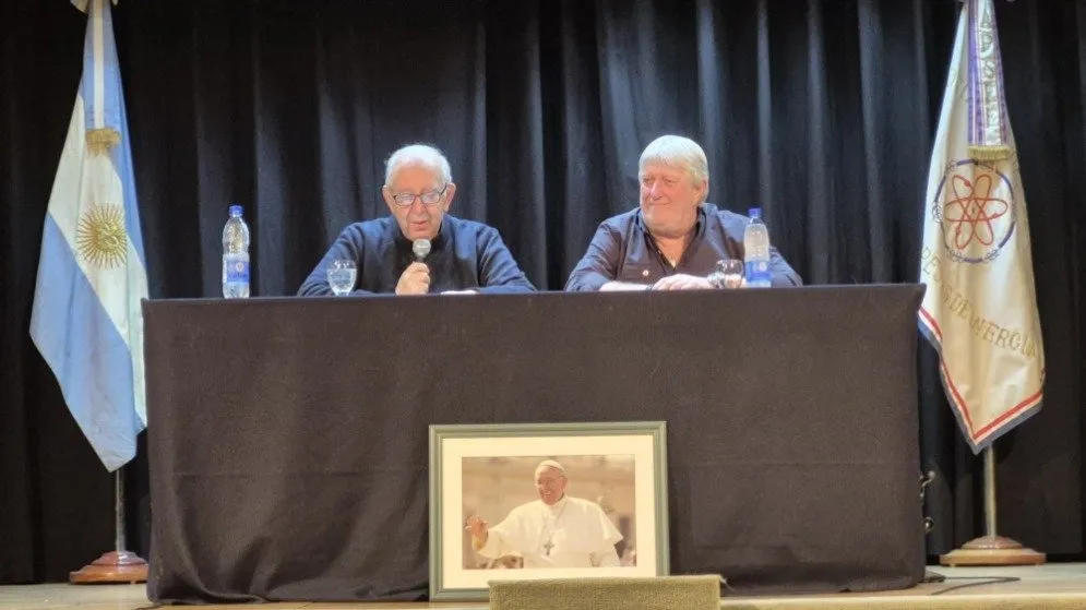 Gigantografía, bendición y memoria: el homenaje de APSEE al Papa Francisco